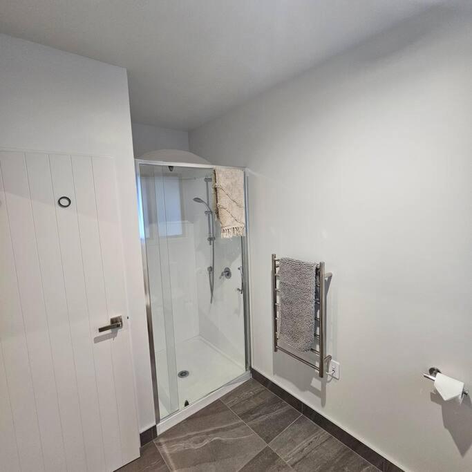 Entire House - Brand New 2 Bedroom House Лоуэр-Хатт Экстерьер фото
